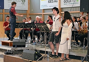 In bester James-Bond-Manier singen Leya und Yann «Feeling good». ihk