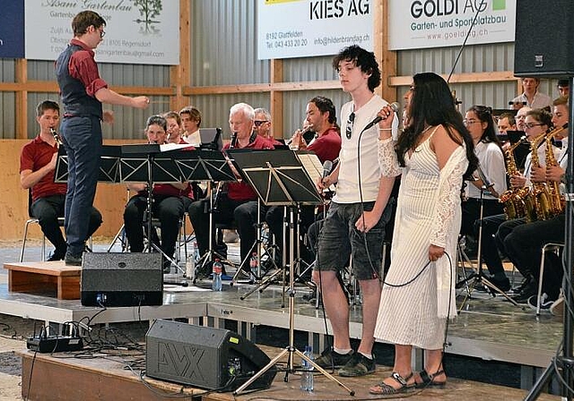 In bester James-Bond-Manier singen Leya und Yann «Feeling good». ihk