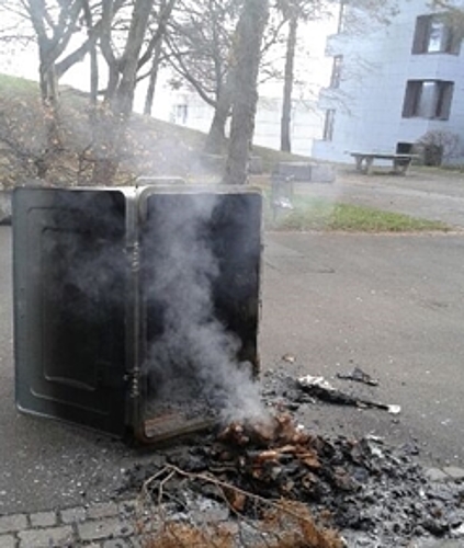 Spreitenbach Angezündeter Container bei einer Schulanlage.
