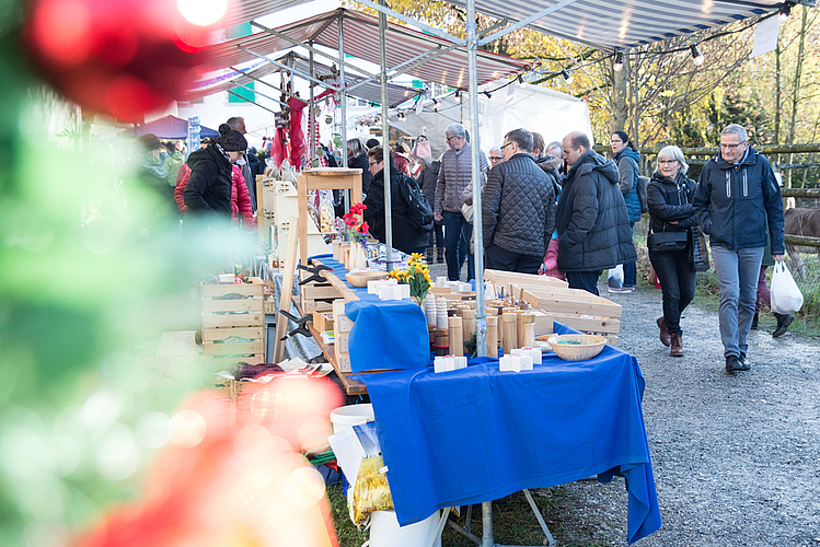 Besucher schnlendern durch den Christchindlimärt. (bsc)
