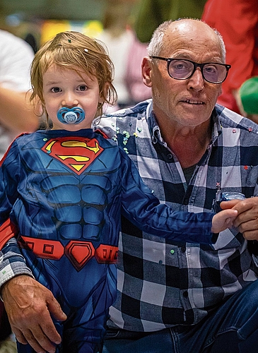 Matteo Weber und Gerardo Centilesca geniessen die gemeinsame Zeit.