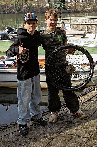 Dean (l.) und Nick zeigen die demontierten Fahrradteile, mit denen sie ihre Wände zuhause schmücken möchten.