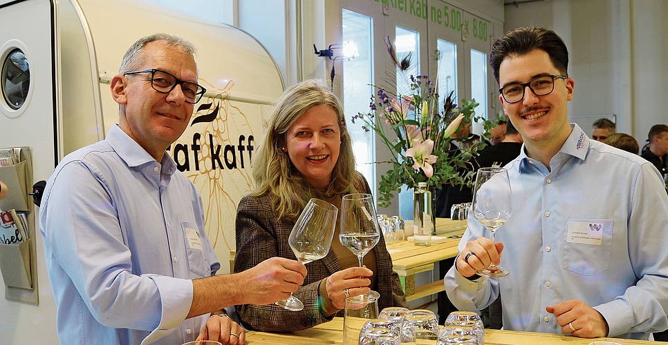 Hörberater Heinz (l.) und Dominic Anner sowie Coach Sonja La Hey. 