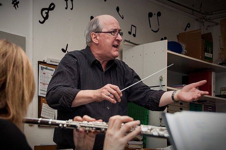Balz Burch – der neue Dirigent der Musikgesellschaft Spreitenbach in Aktion. Foto: zVg