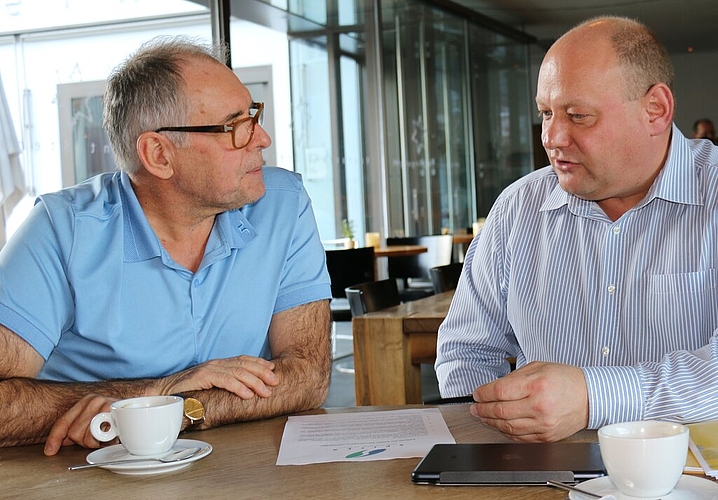 Valentin Schmid (r.), möchte als Gemeindepräsident eine Aktiengesellschaft gründen und die Spitex integrieren.bär

