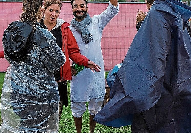 Süsse Früchte: Zwei Besucherinnen versprühen im Erdbeerkostüm gute Laune. (Bilder: Gaby Kost)
