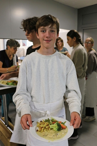 Timo serviert das Essen. bär
