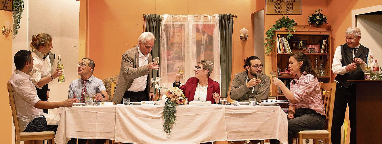 Silvio Zuberbühler (Rolf Etterlin) stösst mit der Gesellschaft auf seinen runden Geburtstag an.gk Silvio Zuberbühler (Rolf Etterlin) stösst mit der Gesellschaft auf seinen runden Geburtstag an.gk