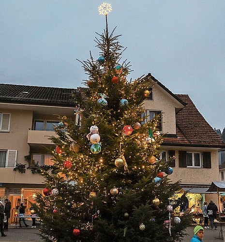 Auf dem Sternenplatz erhellt das erste Mal der von der Bevölkerung geschmückte Weihnachtsbaum das Dorf. (Bilder: Gaby Kost)
