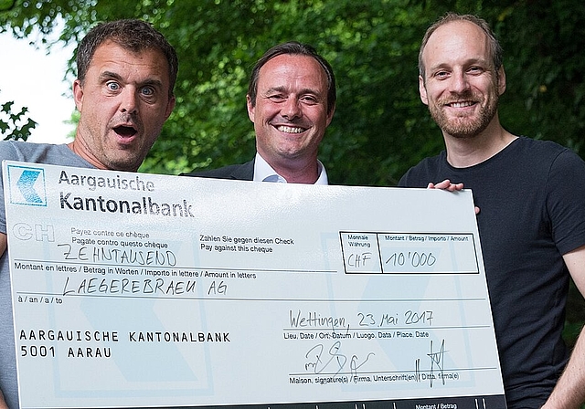 Nehmen den Check entgegen: (v.l.) Erik Aslaksen, Verwaltungsrat der Lägerebräu; Marc Hunsperger, Regionaldirektor AKB Baden-Wettingen, und Christoph Voser, Verwaltungsratspräsident der Lägerebräu. Barbara Scherer
