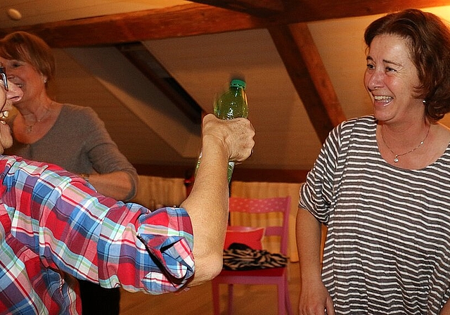 Barbara Bucher Senn (r.) während eines Lachtreffs in Wettingen.Melanie Bär