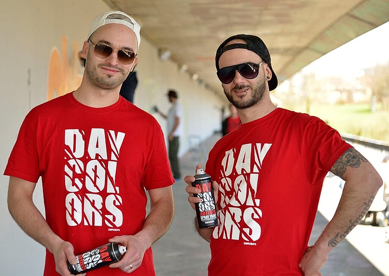 Raffael Zehnder (l.) und Antonio Cimino haben einen Graffiti-Anlass organisiert, an dem rund 50 Sprayer teilnahmen. Foto: Christoph Meilgen