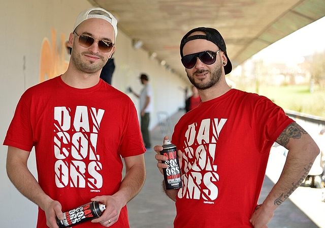 Raffael Zehnder (l.) und Antonio Cimino haben einen Graffiti-Anlass organisiert, an dem rund 50 Sprayer teilnahmen. Foto: Christoph Meilgen
