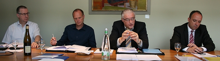 Informierten über die Tägi-Sanierung (v.l.): Urs Blickenstorfer, Gemeindeschreiber, Urs Heimgartner, Leiter Bau- und Planungsabteilung, Gemeinderat Roland Kuster und Gemeindeammann Markus Dieth. Foto: ska