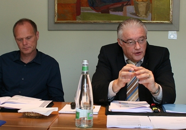 Informierten über die Tägi-Sanierung (v.l.): Urs Blickenstorfer, Gemeindeschreiber, Urs Heimgartner, Leiter Bau- und Planungsabteilung, Gemeinderat Roland Kuster und Gemeindeammann Markus Dieth. Foto: ska