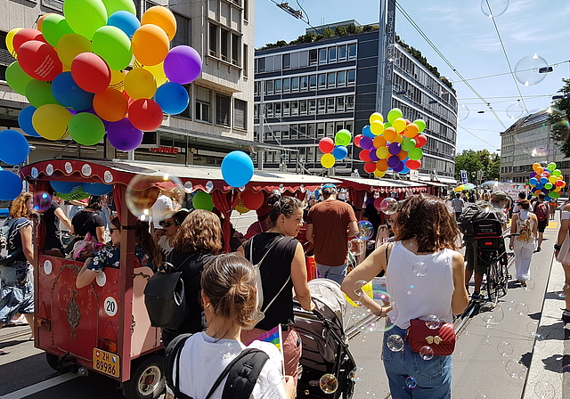 Die Regenbogenfamilien mit dem Bimmelzug an der Pride. (Bilder: zVg)

