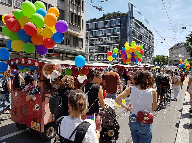 Die Regenbogenfamilien mit dem Bimmelzug an der Pride. (Bilder: zVg)
