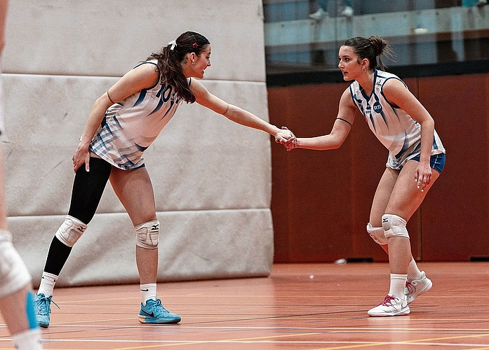 Teona Mitrović (r.) klatscht mit einer Mitspielerin während einer Partie ab.  zVg