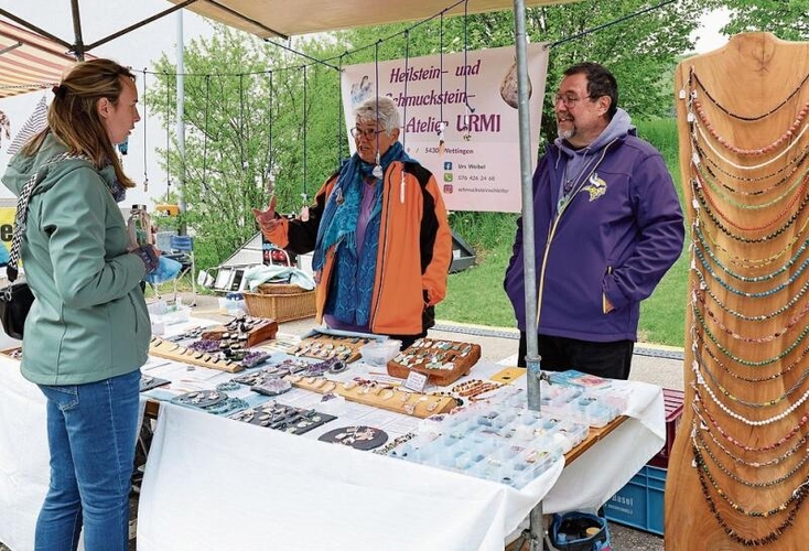 Das Interesse an den Heilsteinen von Mirjam Kost und Urs Weibel ist gross.gk