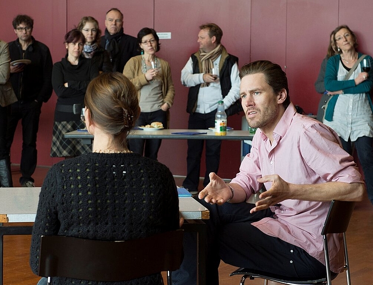 Jacob Jensen und Alexandra Locher spielen eine Szene, wie sie im Lehrerzimmer hätte stattfinden können. Foto: az/Alex Spichale
