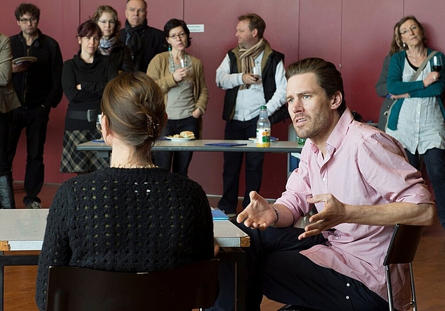 Jacob Jensen und Alexandra Locher spielen eine Szene, wie sie im Lehrerzimmer hätte stattfinden können. Foto: az/Alex Spichale
