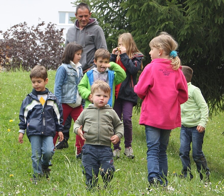 Eltern und Geschwister unterstützten die kleinen Ostereiersucherinnen und -sucher. Foto: se