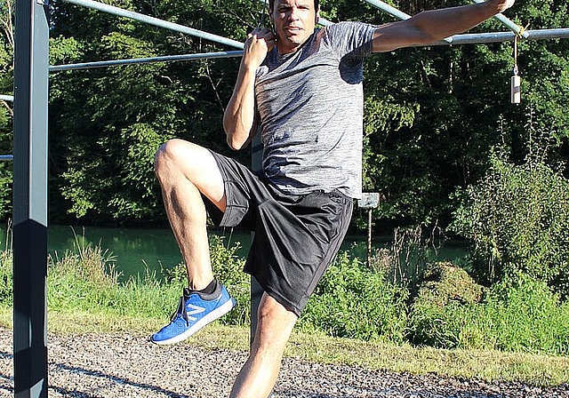 Trainieren in freier Natur, zwischen Kantonsschule und Limmat: Nicolas Stohler im Street-Workout-Park. Rahel Bühler