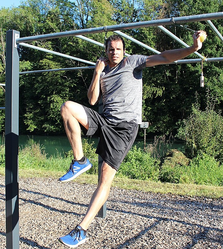 Trainieren in freier Natur, zwischen Kantonsschule und Limmat: Nicolas Stohler im Street-Workout-Park. Rahel Bühler