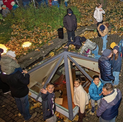 Durch das Pyramidenfenster wird eine Rettung verfolgt.gk