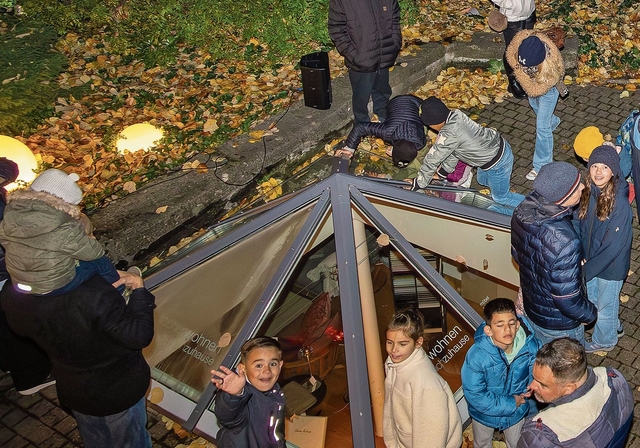 Durch das Pyramidenfenster wird eine Rettung verfolgt.gk