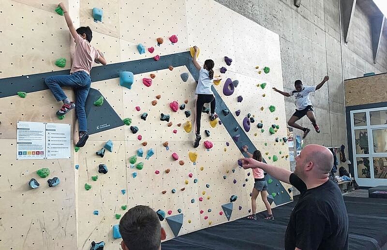 Bouldern: In den Schulferien haben die Kinder diese Sportart ausprobiert. zVg