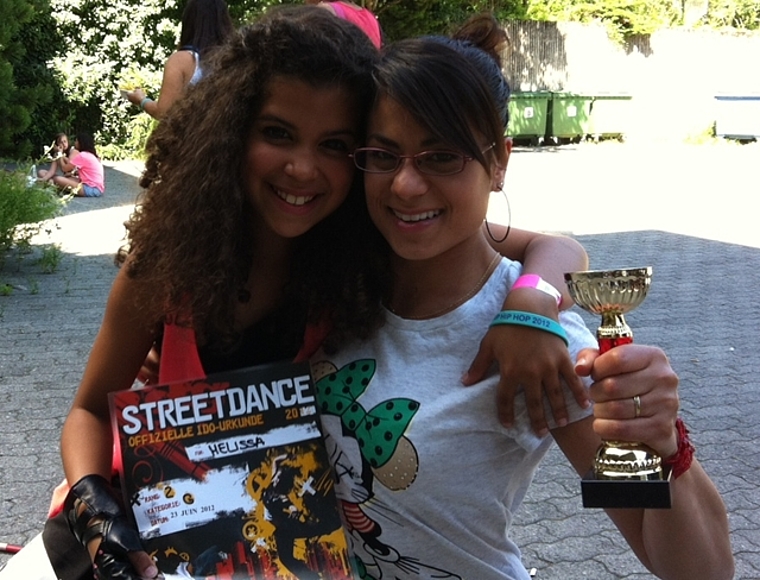 Melissa (l.) und ihre Trainerin Morena Toma freuen sich über den Pokal.Foto: ska