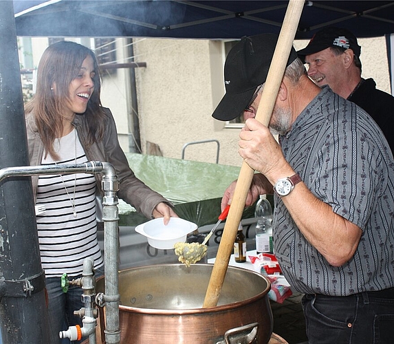 Walter Merkli kochte Pilz-Risotto für 80 Personen.
