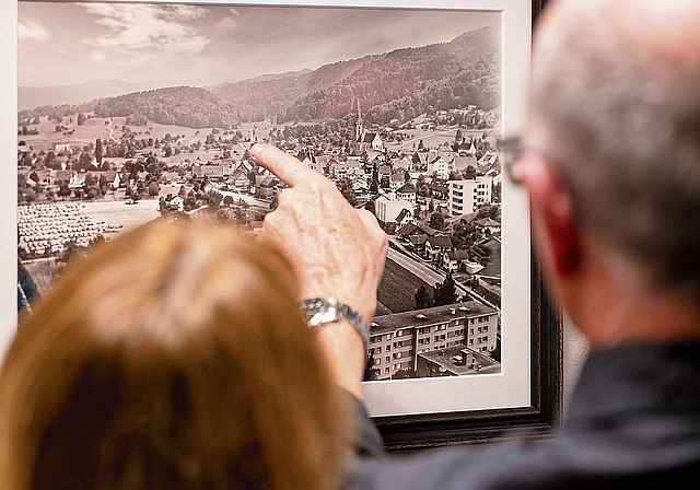 Die Werke werden bestaunt und diskutiert. 