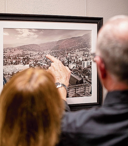 Die Werke werden bestaunt und diskutiert. 