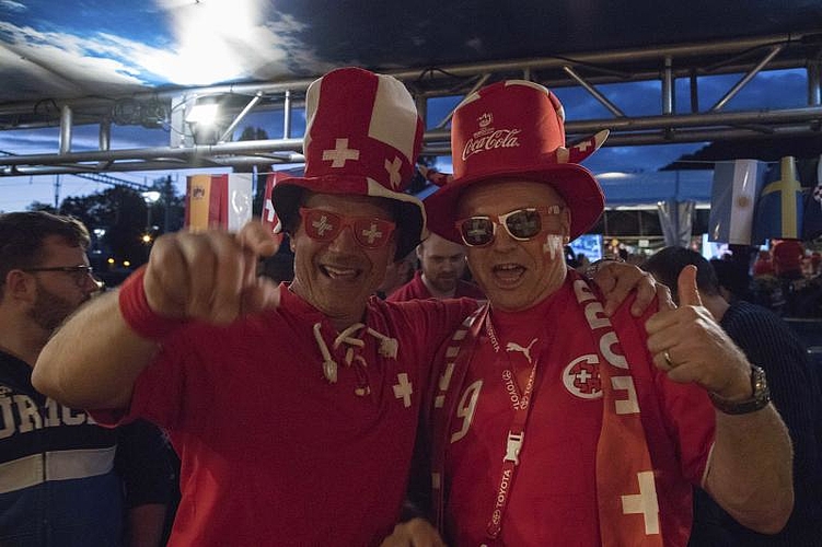 Fans tragen stolz das Schweizer Kreuz. (Gaby Kost)