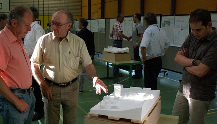 Besucher der Infoveranstaltung begutachten das Siegerprojekt zum Umbau des Schulhauses Hasel. Fotos: ska