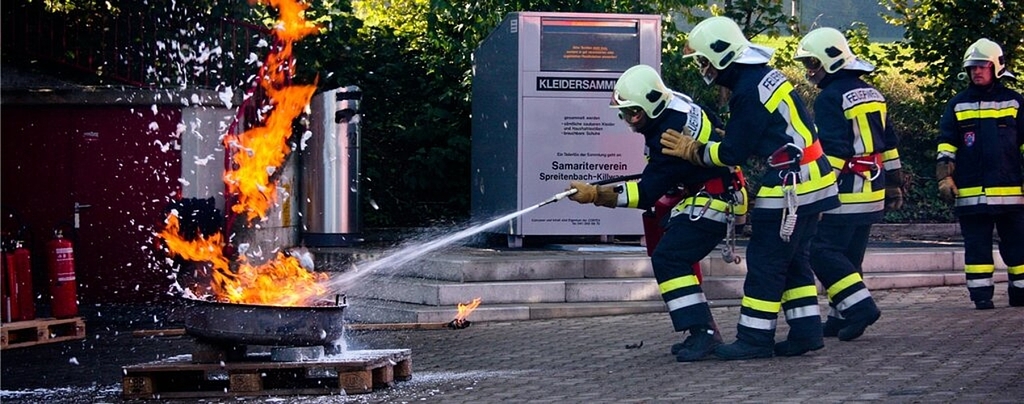 Mit vereinten Kräften löschen die Feuerwehrleute einen Brand. Fotos: sa

