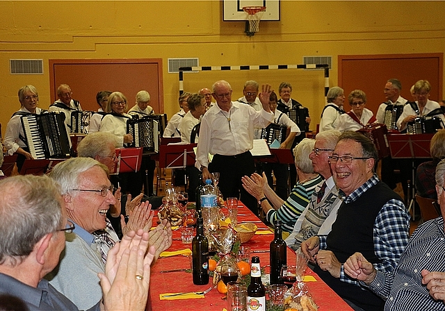 Die Landfrauen waren an der Senioren-Weihnacht im Einsatz.Schätzen Geselligkeit: Hubert Scharmer, Peter Hauck und Hermann Blum.Senioren wurden mit von den Landfrauen gebackenen Guetzli beschenkt.