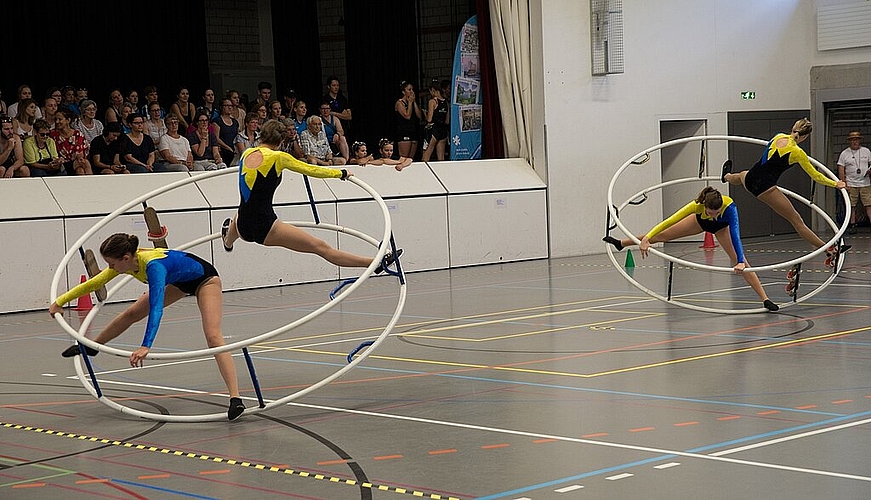 Die grosse Attraktion: In der Turnhalle fanden Rhönrad-Aufführungen statt. (Barbara Scherer)
