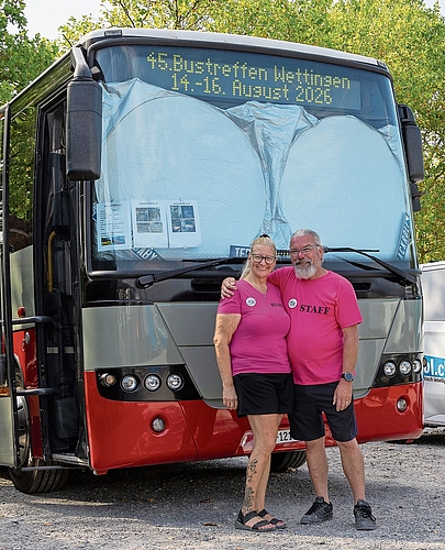 Die Organisatoren Esthi und Roli Erni vor dem Volvo, den sie vor vier Jahren gekauft haben.Fotos: Gaby Kost