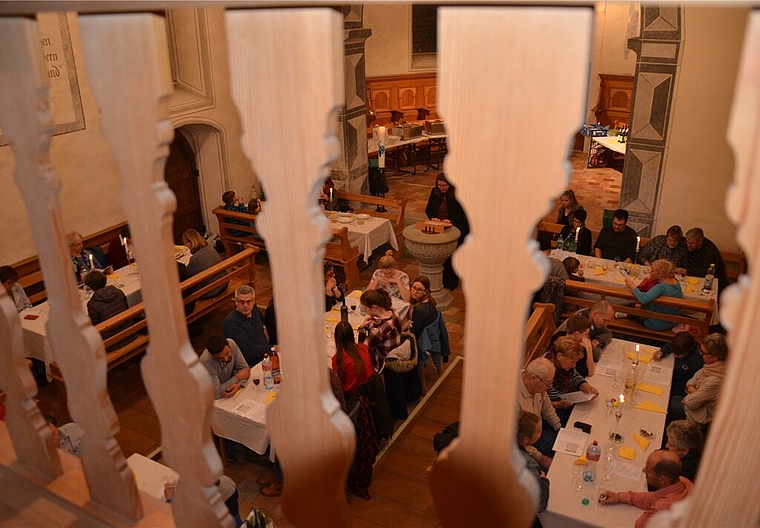 Das Abendmahl wurde in der reformierten Dorfkirche beim Znacht gefeiert.Foto: Bär