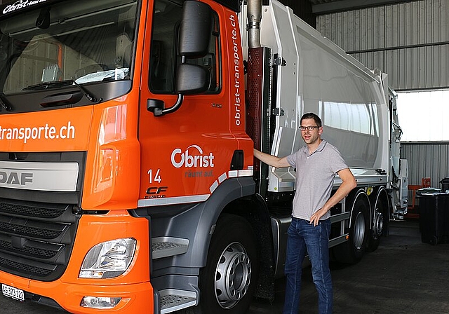 Thomas Benz zeigt, wo beim neuen Hybridfahrzeug der Akku angebracht ist. Foto: bär