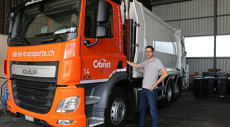 Thomas Benz zeigt, wo beim neuen Hybridfahrzeug der Akku angebracht ist. Foto: bär