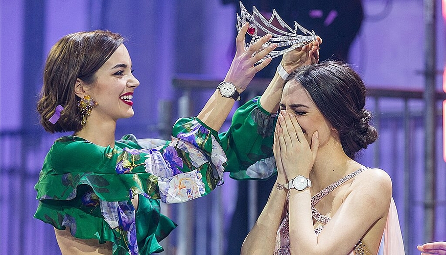 Kronenübergabe: Ex-Miss-Schweiz Laetitia Guarino übergab vergangenes Wochenende Jastina Doreen Riederer aus Spreitenbach die Miss-Schweiz-Krone. Sandra Ardizzone
