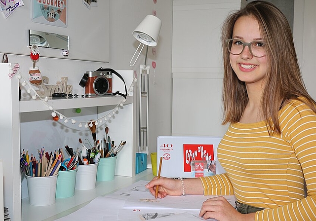 Tina Steigmeier daheim beim Zeichnen.Melanie Bär
