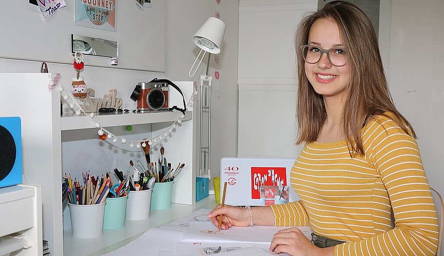 Tina Steigmeier daheim beim Zeichnen.Melanie Bär
