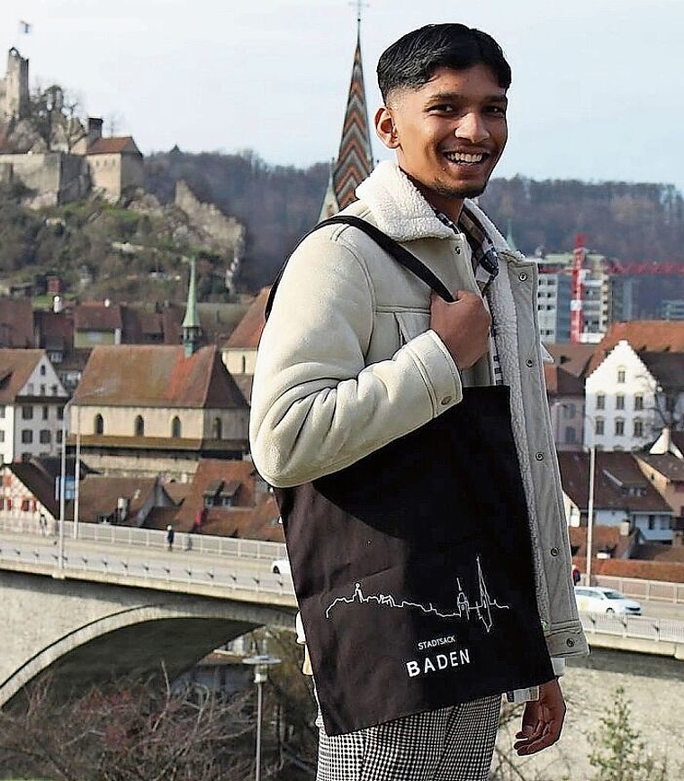 Akilash Gnanasegar aus Killwangen besucht die WMS in Baden. Im Rahmen eines Schulprojekts designt und verkauft er mit seinem Team Jutebeutel. (Bild: zVg)