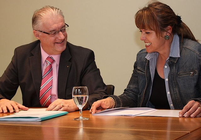 Die Gemeinderäte Roland Kuster aus Wettingen und Petra Kuster aus Neuenhof freuen sich auf einen allfälligen Zusammenschluss des Regionalen Bevölkerungsschutzes und der Zivilschutzorganisation. Foto: bär