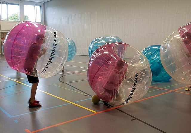 Im Bubbleball <em>stecken die Spieler in einem riesigen Plastikball und können sich umschubsen. (Sarina Willi)</em>
